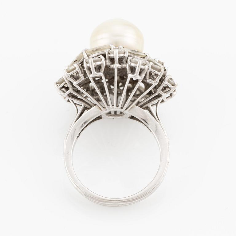 Ring, cocktail ring, 18K white gold with marquise and brilliant cut diamonds and a pearl.