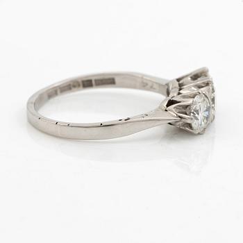 Ring, trestensring 18K vitguld med tre runda briljantslipade diamanter totalt 1.74 ct enligt gravyr.