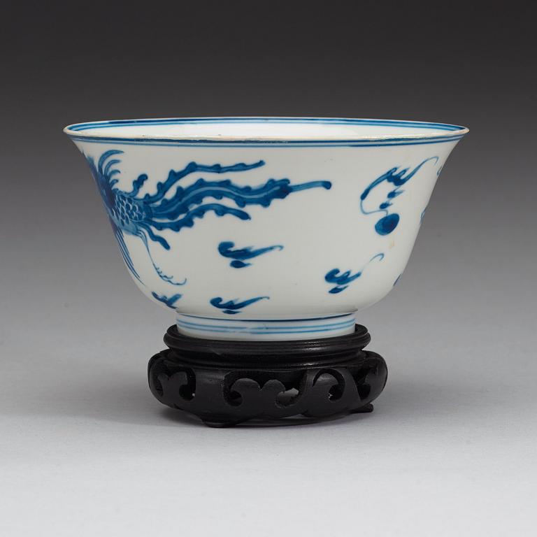 A blue and white dragibn and phoenix bowl, Qing dynasty (1662-1722).