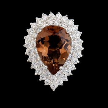 RING, vitguldspläterat sterlingsilver, champagnefärgad topas ca 11.50 ct, vita safirer tot ca 0.85 ct.