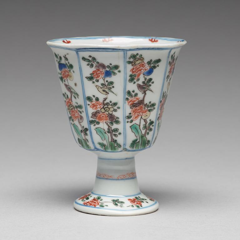 A famille verte octagonal Stem cup, Qing dynasty, Kangxi (1662-1722).