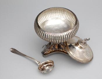 SOCKERSKÅL PÅ FOT, silver, Abraham Hamnqvist, Åmål,(1815-1842). Totalvikt 701 g.