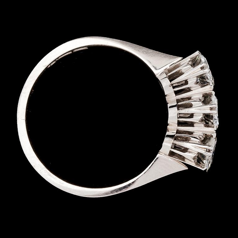 RING, tre briljantslipade diamanter, tot. 1.10 ct.