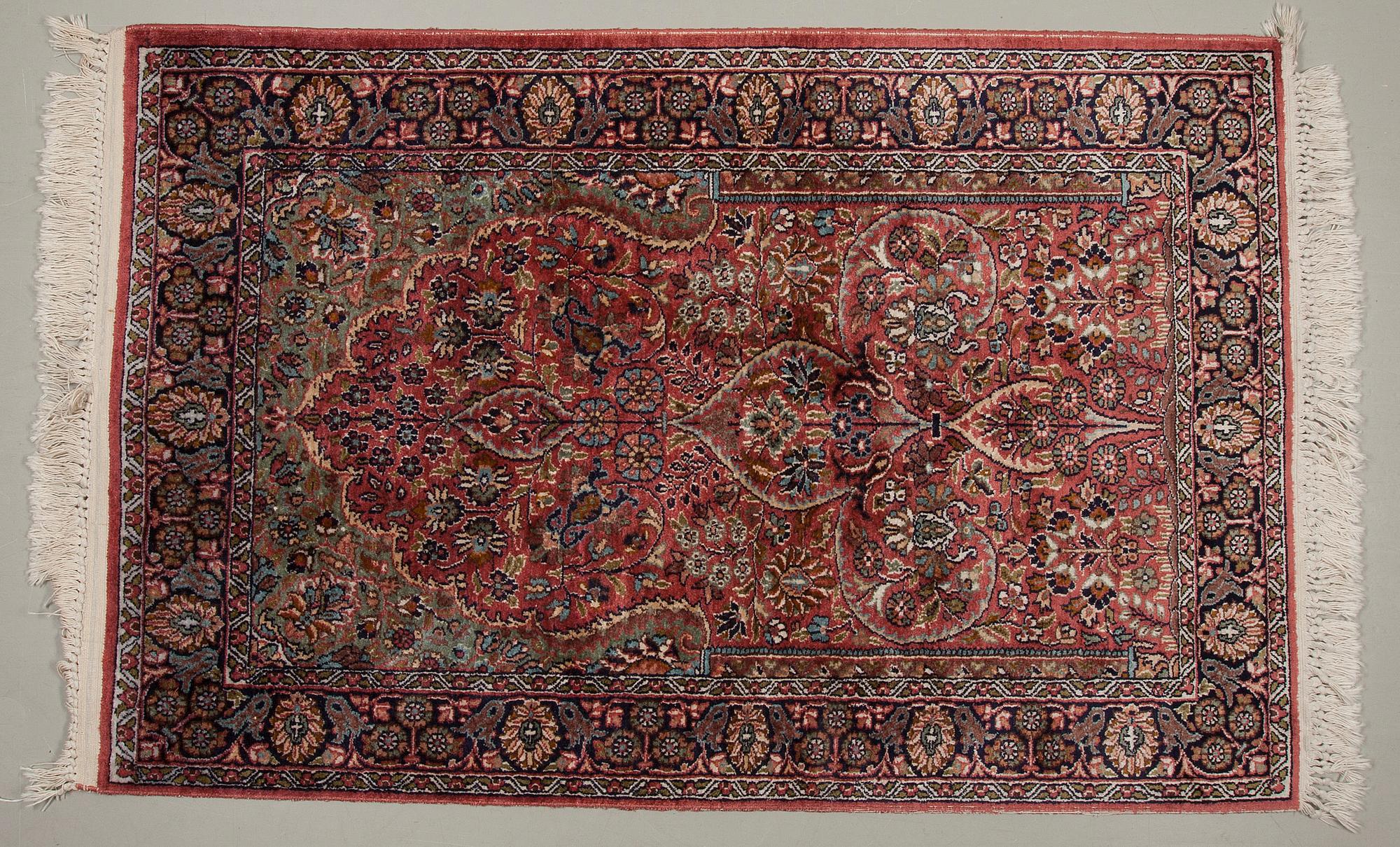 BÖNEMATTA, siden, Kashmir. Ca 80x121 cm. |.