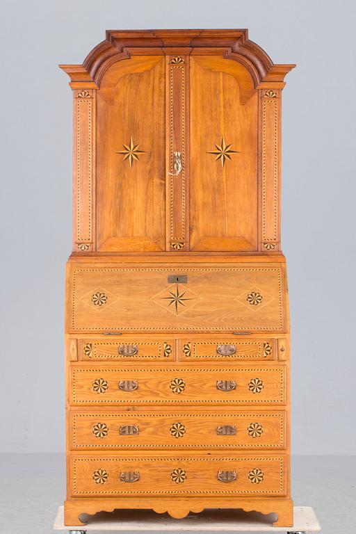 SKRIVSKÅP, barock/barockstil, bär årtal 1727 samt 1921.