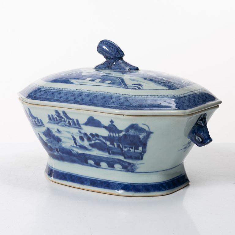 Terrin med lock och fat, kompaniporslin, Qingdynastin, 1800-tal.
