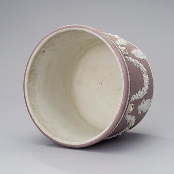 AN EARLY 20TH CENTURY WEDGEWOOD JASPERWARE JARDINIERE POT.