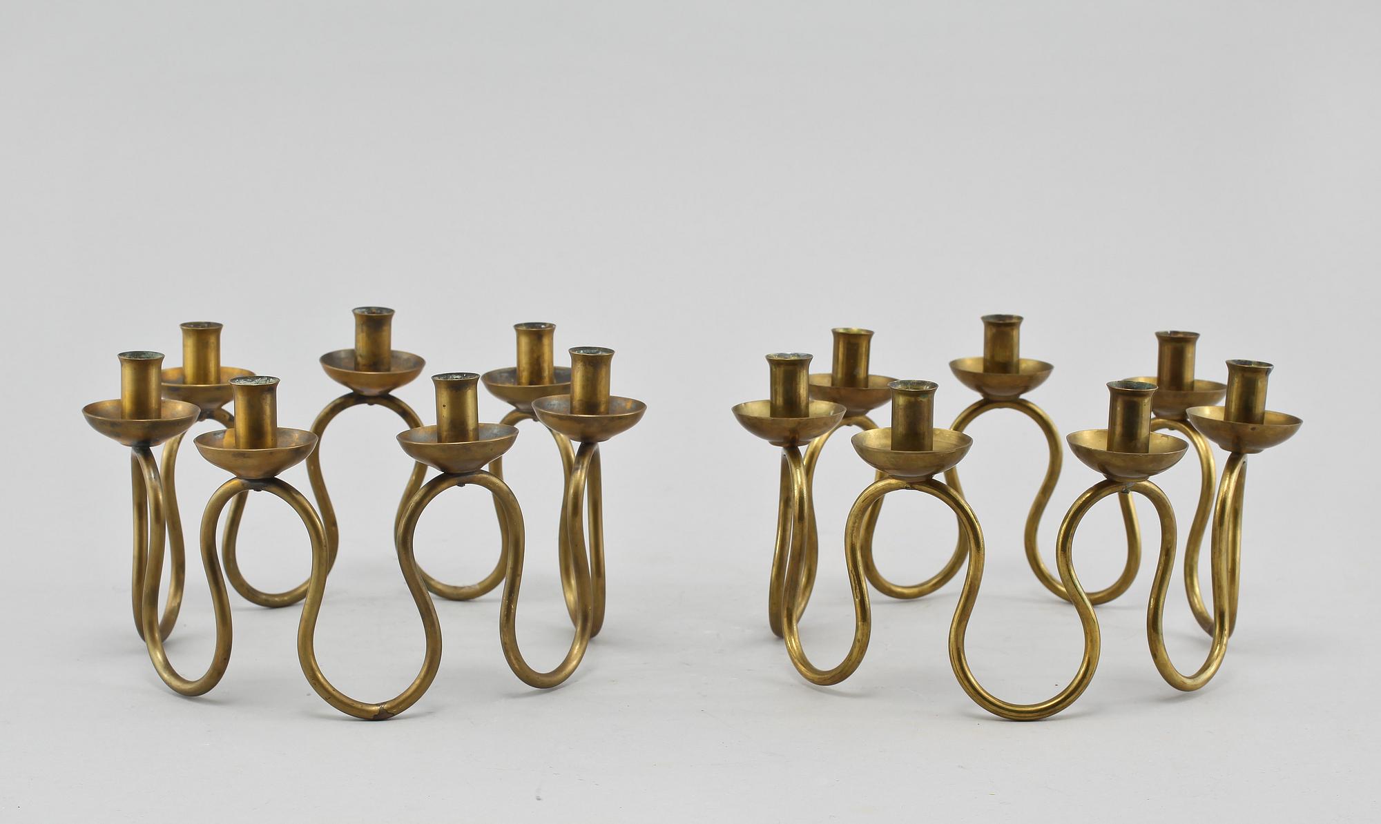 LJUSSTAKAR, ett par, mässing, Arvika, för Firma Svenskt Tenn, 1900-talets andra hälft.