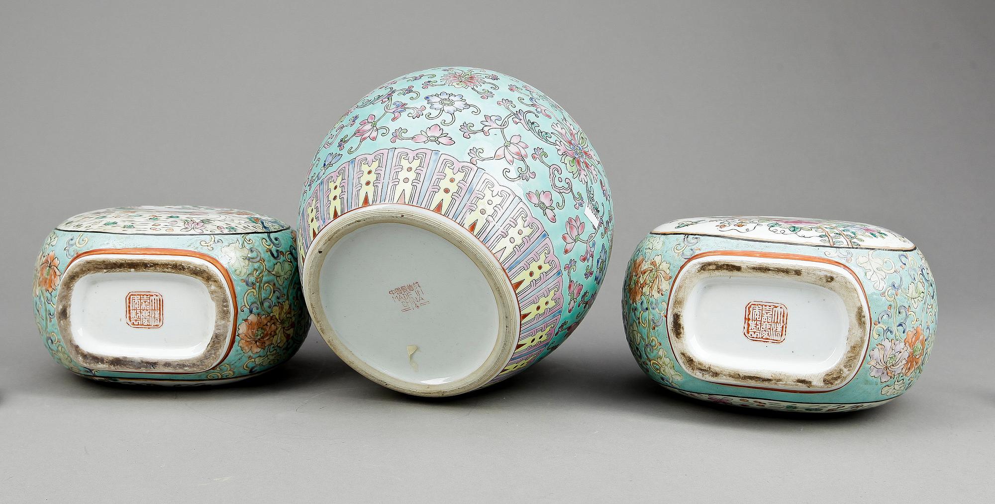 VASER ett par samt URNA, porslin, Kina, omkring sekelskiftet 1900 respektive modern tillverkning.