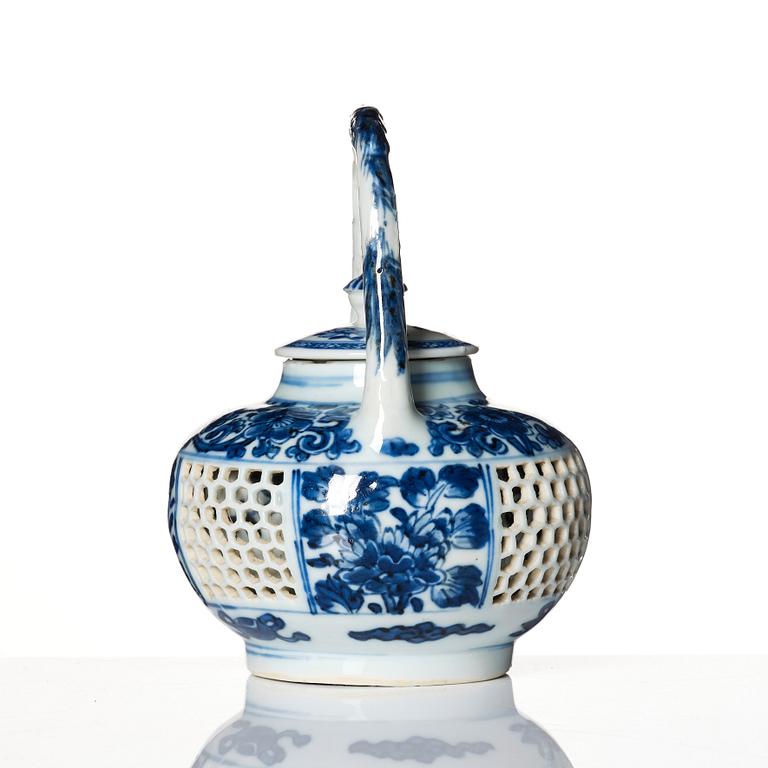 A blue and white tea pot, Qing dynasty, Kangxi (1662-1722).