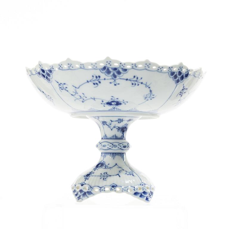 Royal Copenhagen, Serveringsskålar, tre stycken samt terrin, porslin, "Musselmalet helblond" (Blue fluted full lace), 1968-73.