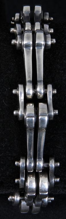 ARMBAND samt RING, silver, 1900-tal. Tot vikt 85 g.