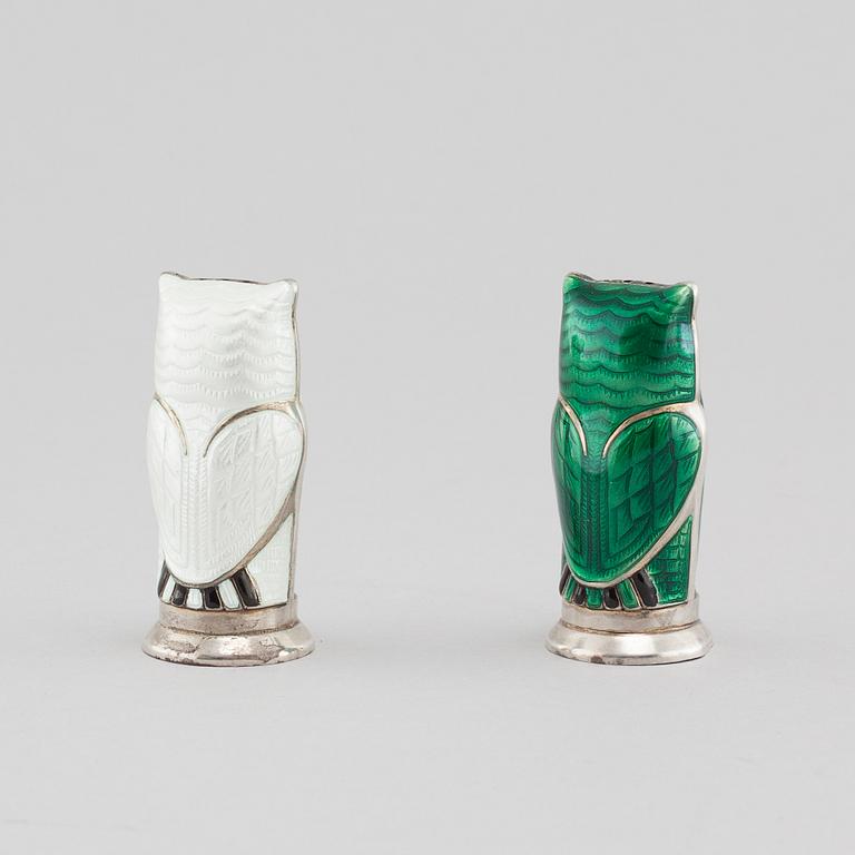 A salt and a pepper shaker, silver and enamel, from David Andersen in Norway, 20th century.