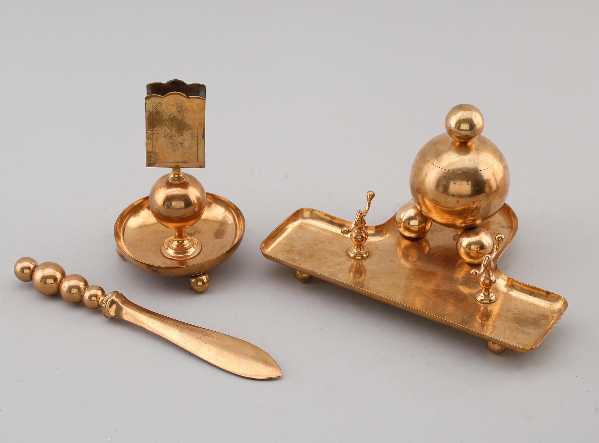 SKRIVSTÄLL, TÄNDSTICKSHÅLLARE SAMT BREVKNIV, mässing, märkt Gusum, 1900-talets första hälft.