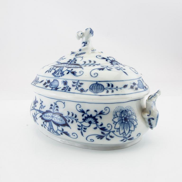 Covered dish porcelain, "Onion pattern", Meissen, Germany 20th century.