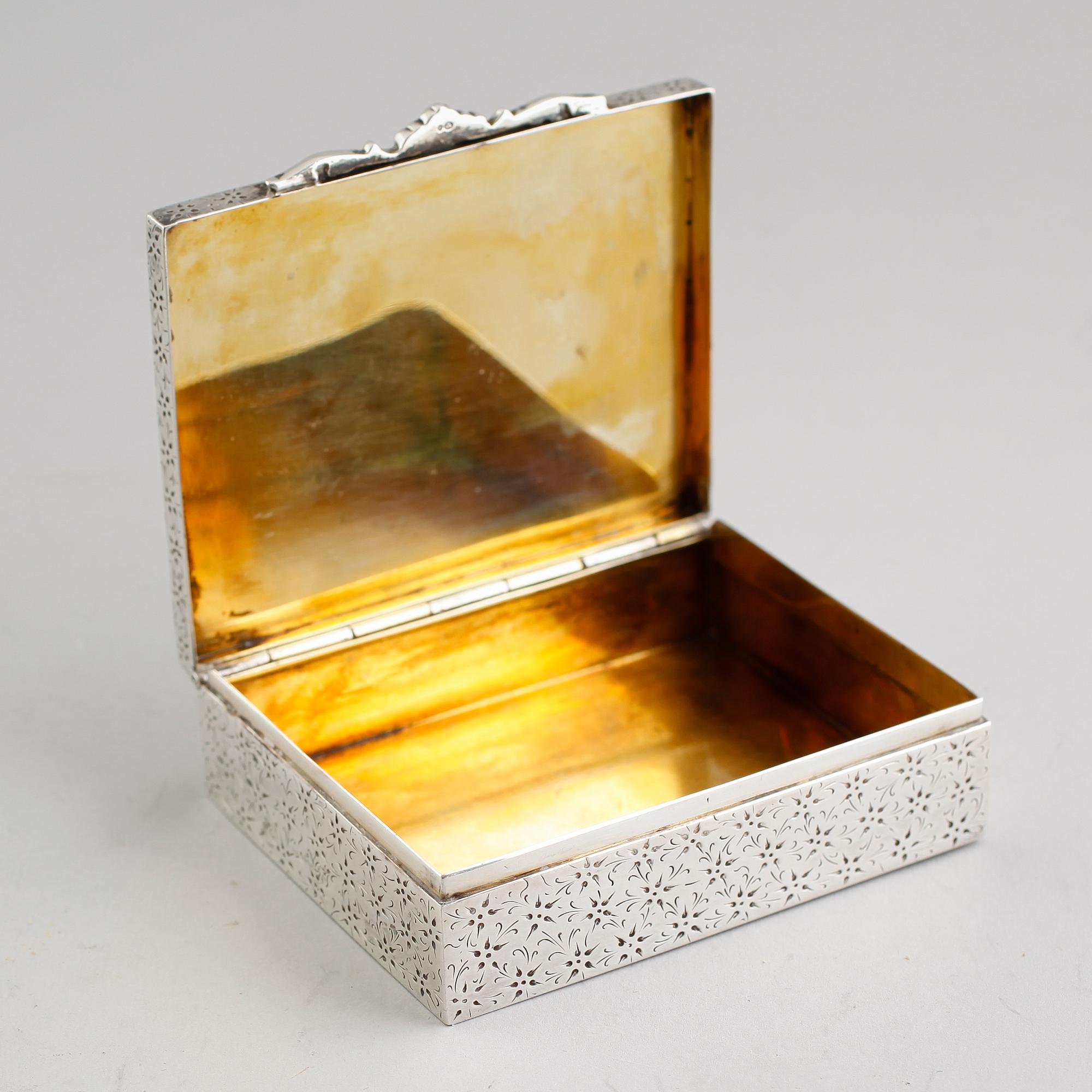 DOSA, silver, svenska importstämplar, 1900-talets första hälft. Vikt ca 232 gram.