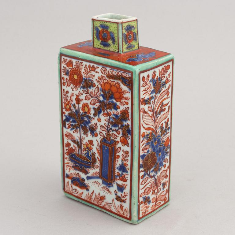 A blue and white 'Clobbered' bottle, Qing dynasty, Kangxi (1662-1722).