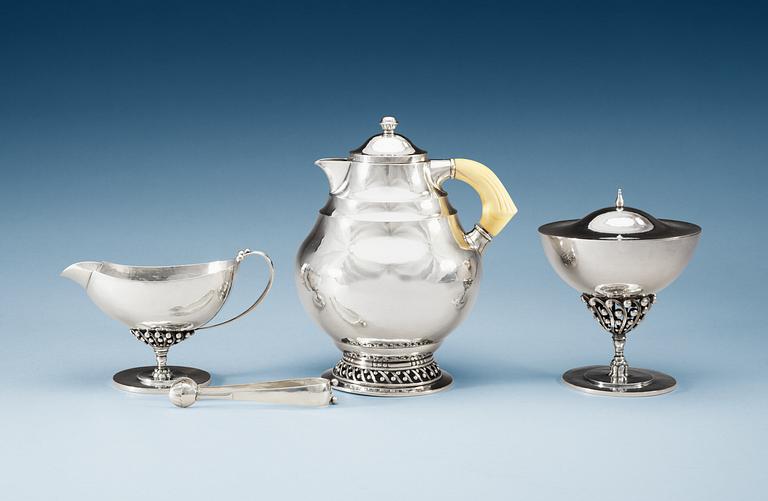 JOHAN ROHDE, kaffeservis, 3 delar samt tång, George Jensen, Köpenhamn ca 1919.