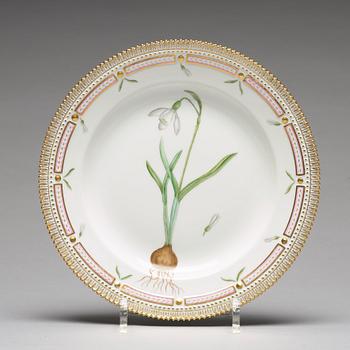 A set of 12 large Royal Copenhagen 'Flora Dancia' dinner plates, Denmark, 20th Century.