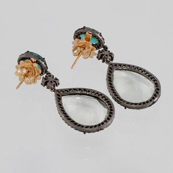 ÖRHÄNGEN, 18K guld och silver med smaragder 3.08 ct, prasioliter samt diamanter 2.07 ct. Vikt 12,1 gram.