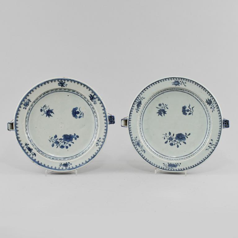 VÄRMEFAT, 2 st snarlika, porslin, Kina, 1700-tal.