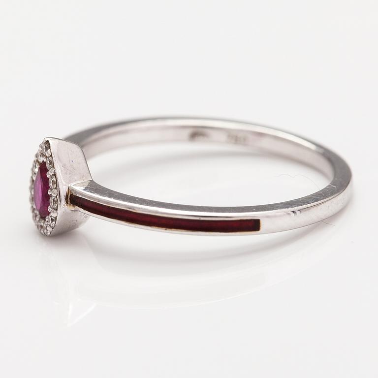 An 18K gold ring with enamel, diamonds ca. o.06 ct in total and a ruby.