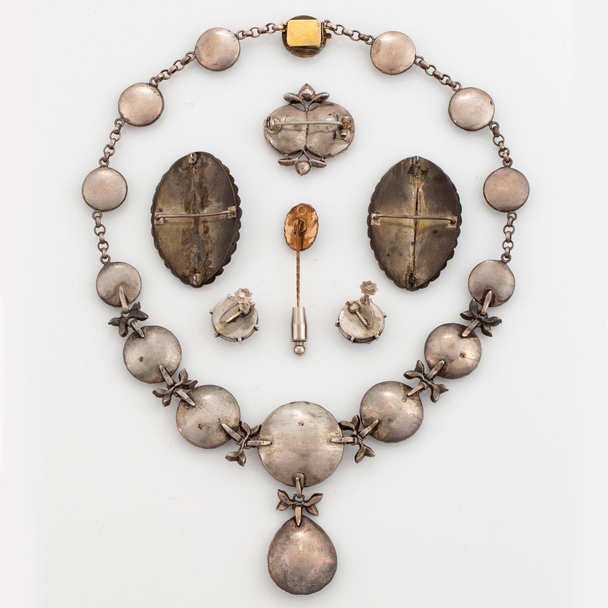 Garnityr silver med paste, 1700-tal.