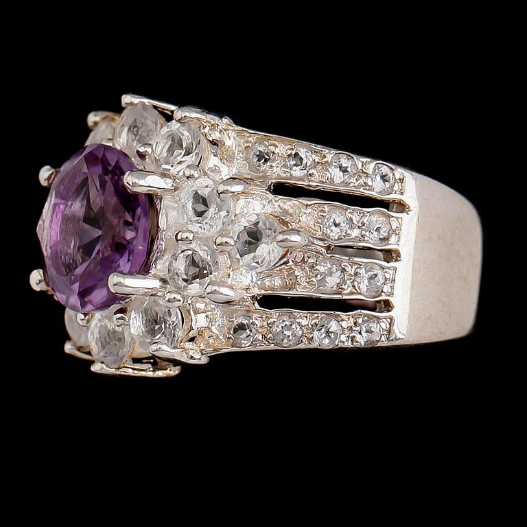 RING, sterlingsilver, ametist ca 3.00 ct, vita topaser tot ca 1.60 ct.