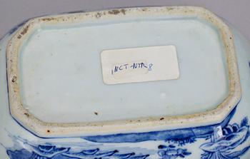 SMÖRTERRIN MED FAT, porslin, Qianlong, Kina 1700-tal.