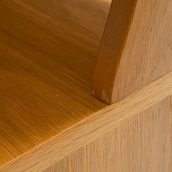 Carl Malmsten, a pair of oak 'Visingsö' bookcases/cabinets, second half of the 20th Century.