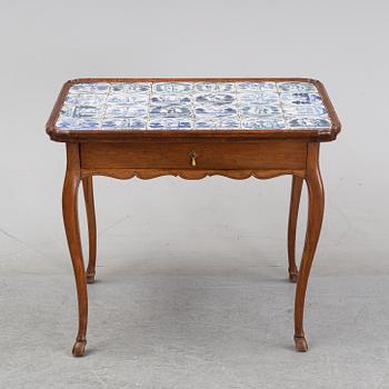 An oak tea table, around the year 1900.