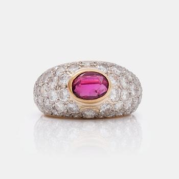 686. RING med briljantslipade diamanter totalt ca 3.60 ct samt rubin ca 1.10 ct.