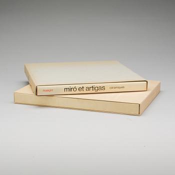 BÖCKER, 2 st. Bl.a. "A toute épreuve. Gravures sur bois de Joan Miró". Av Paul Éluard,  New York, 1984.