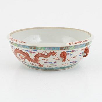 A famille rose 'dragon' bowl, late Qing dynasty/around 1900.