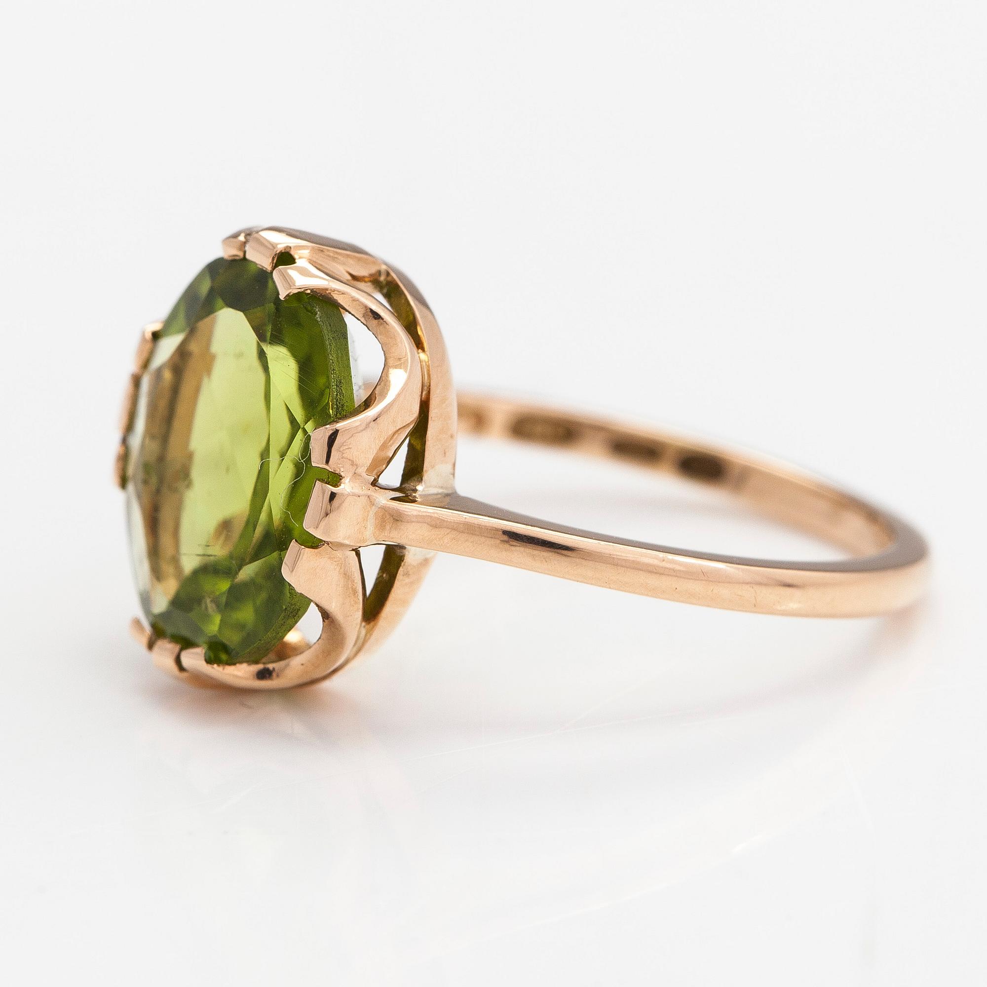 Ring, 18K guld och peridot, Oskar Lindroos, Helsingfors 1932.