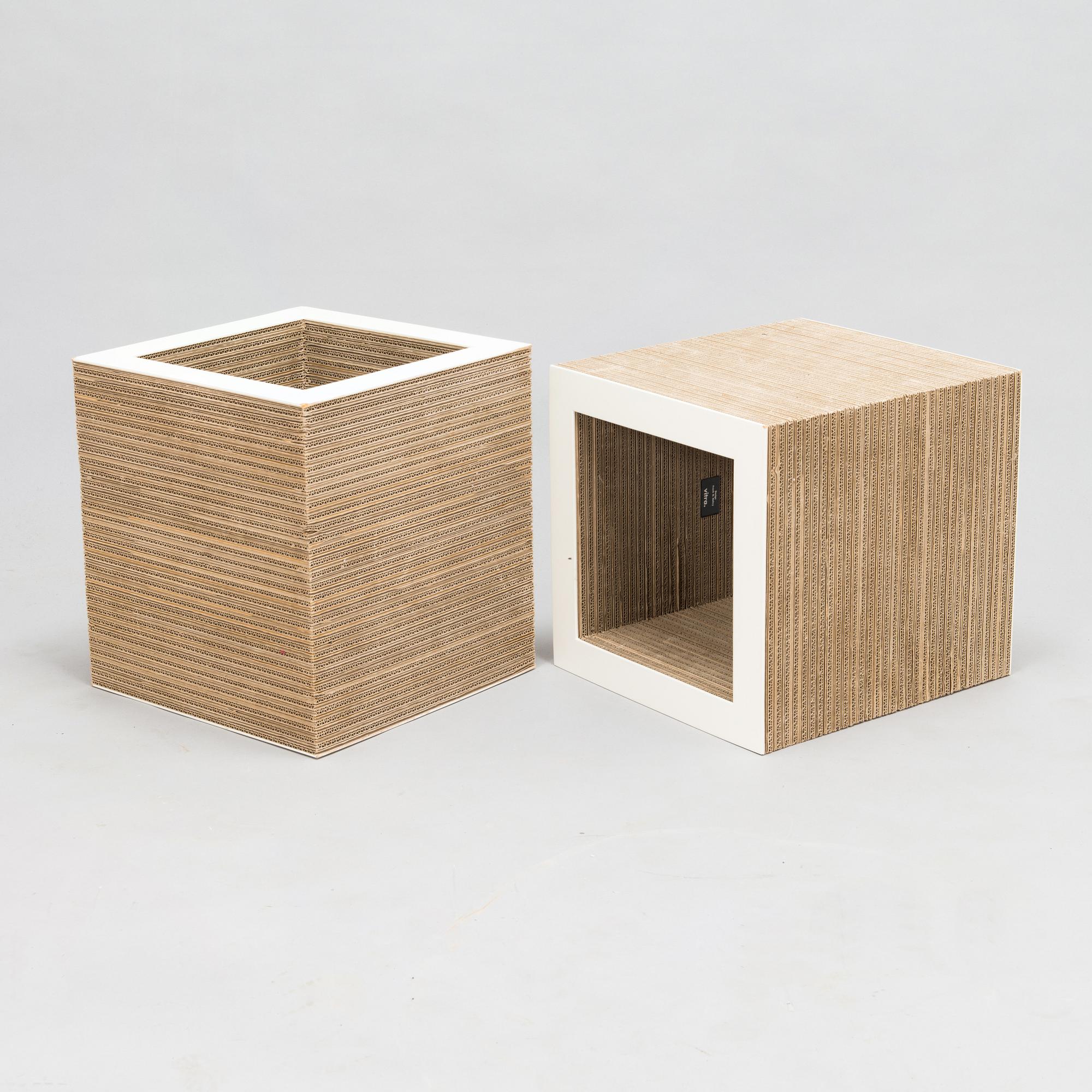Frank Gehry, "Cube", 2 kpl, Easy Edge -sarja, Vitra. Sarja muotoiltu 1972.