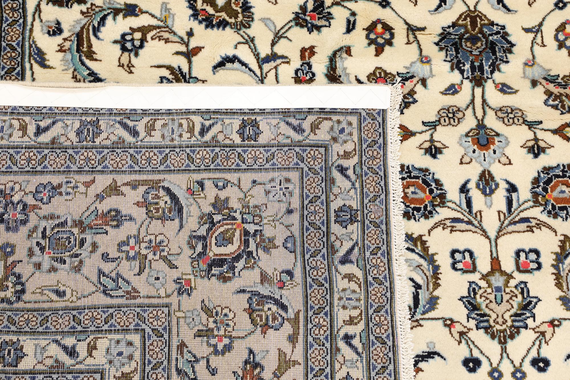 A Keshan carpet, approx. 365 x 250 cm.