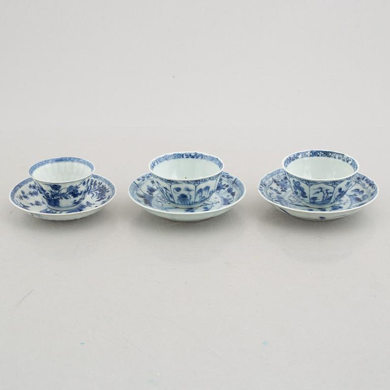 Koppar med fat, ett par + 1, porslin, Kina, Kangxi (1662-1722).