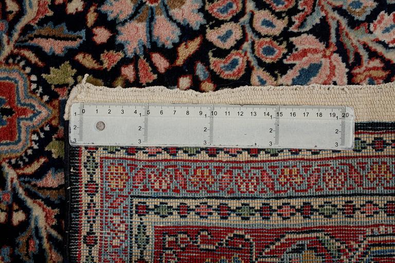 A Djosan rug, semiantique, 203 x 136 cm.