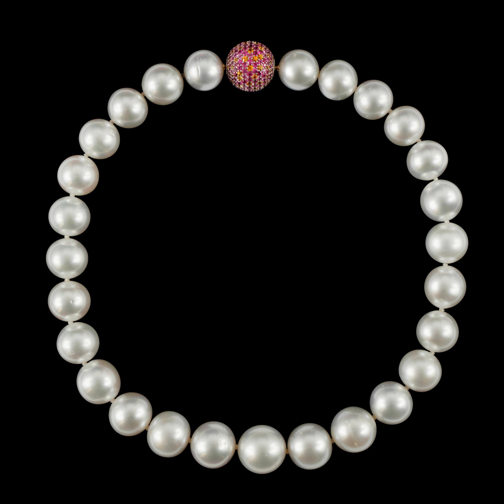 KAULAKORU, etelänmerenhelmet 14,3 - 17.0 mm. Monivärisiä safiireja n. 7.50 ct. Pituus 42 cm.
