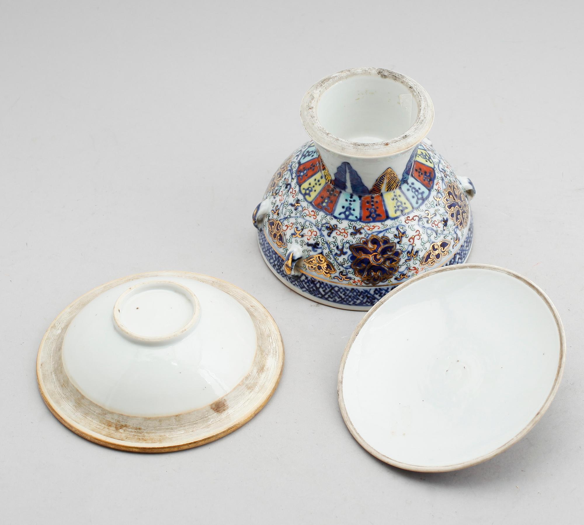 LOCKSKÅL PÅ FOT, med insats, porslin, Kina, sannolikt 1800-talets första hälft.