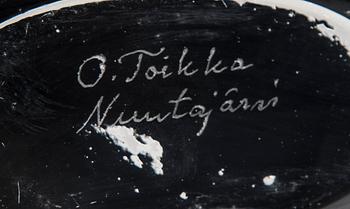 FLASKOR, 2 st, glas, "Smultronstället", signerade O. Toikka Nuutajärvi. 1980-talets mitt.