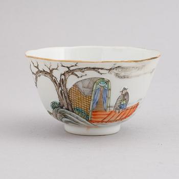 A Chinese porcelain bowl, Tongzhi (1862-1874).