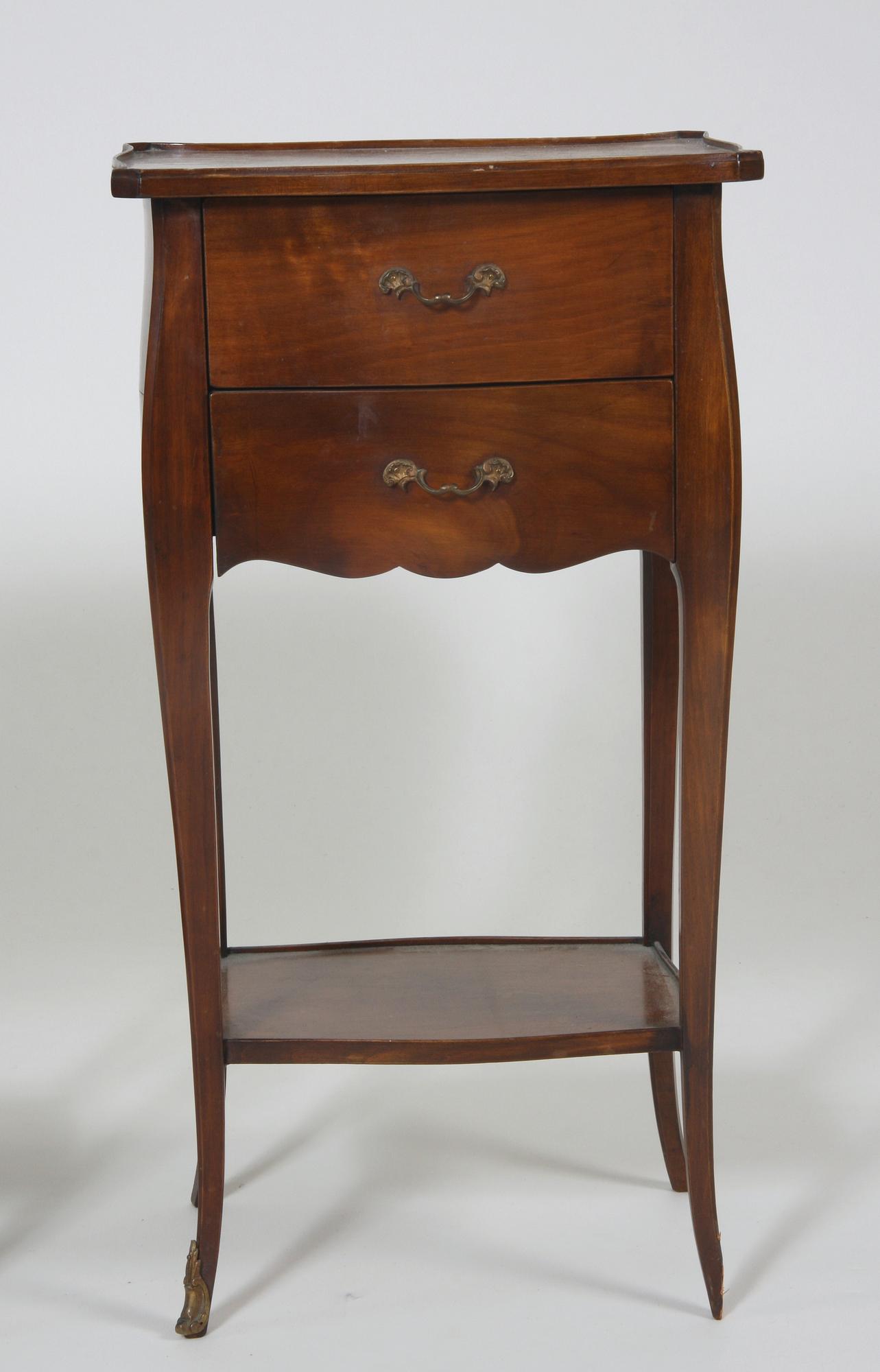 NATTDUKSBORD, ett par, Louis XV-stil.
