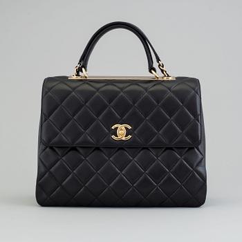 A bag by Chanel, "Grand sac à rabat avec poignée" 2017.