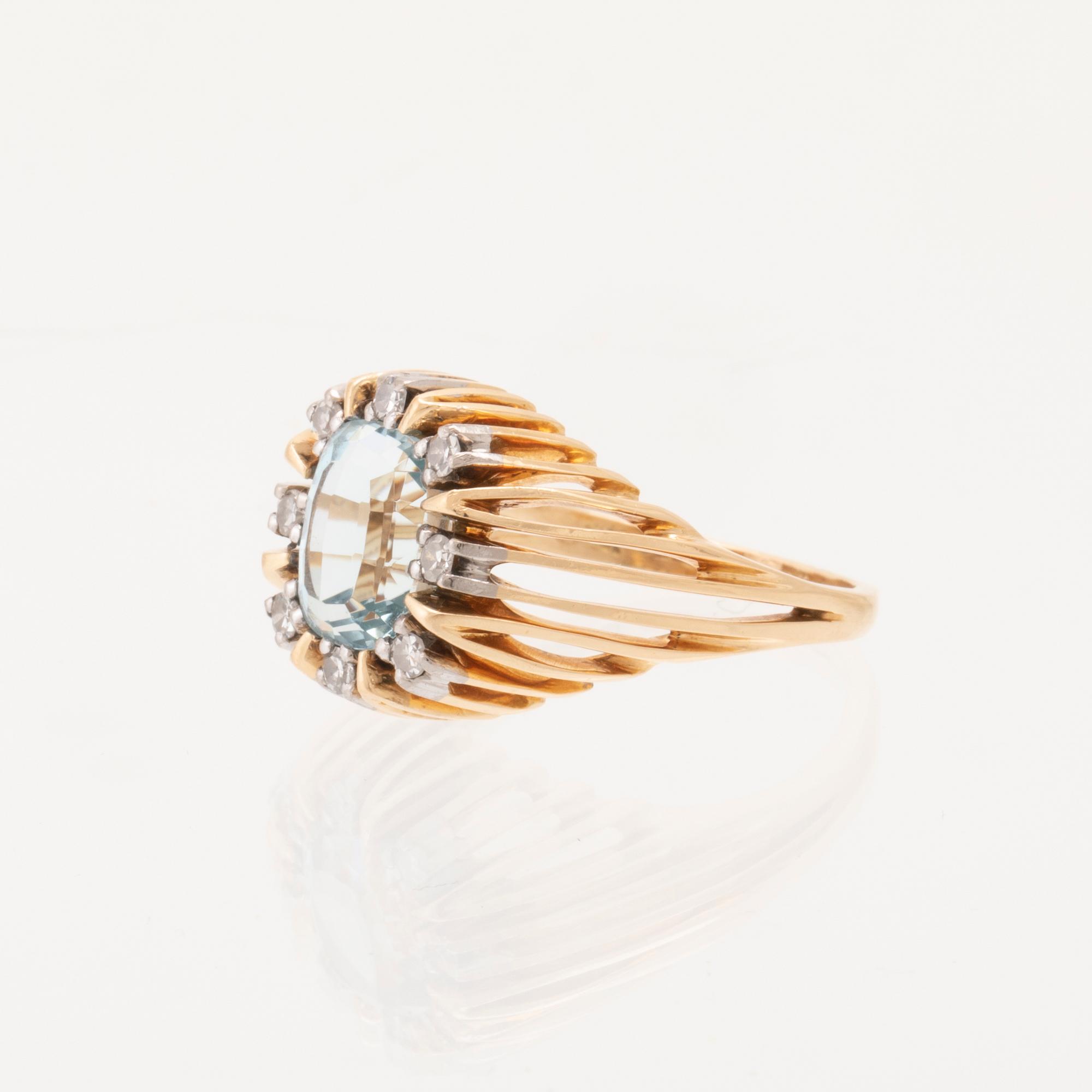 Ring 18K vitt och rött guld med ovalt fasetterad akvamarin samt runda enkelslipade diamanter.