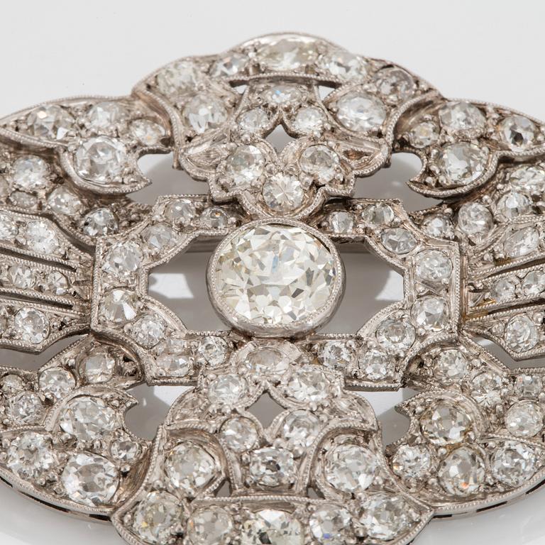 A platinum brooch set with old-cut diamonds with a total weight of ca 6.50 cts.