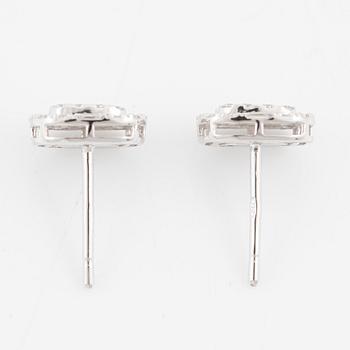 Earrings, 18K white gold set with brilliant-cut and baguette-cut diamonds.