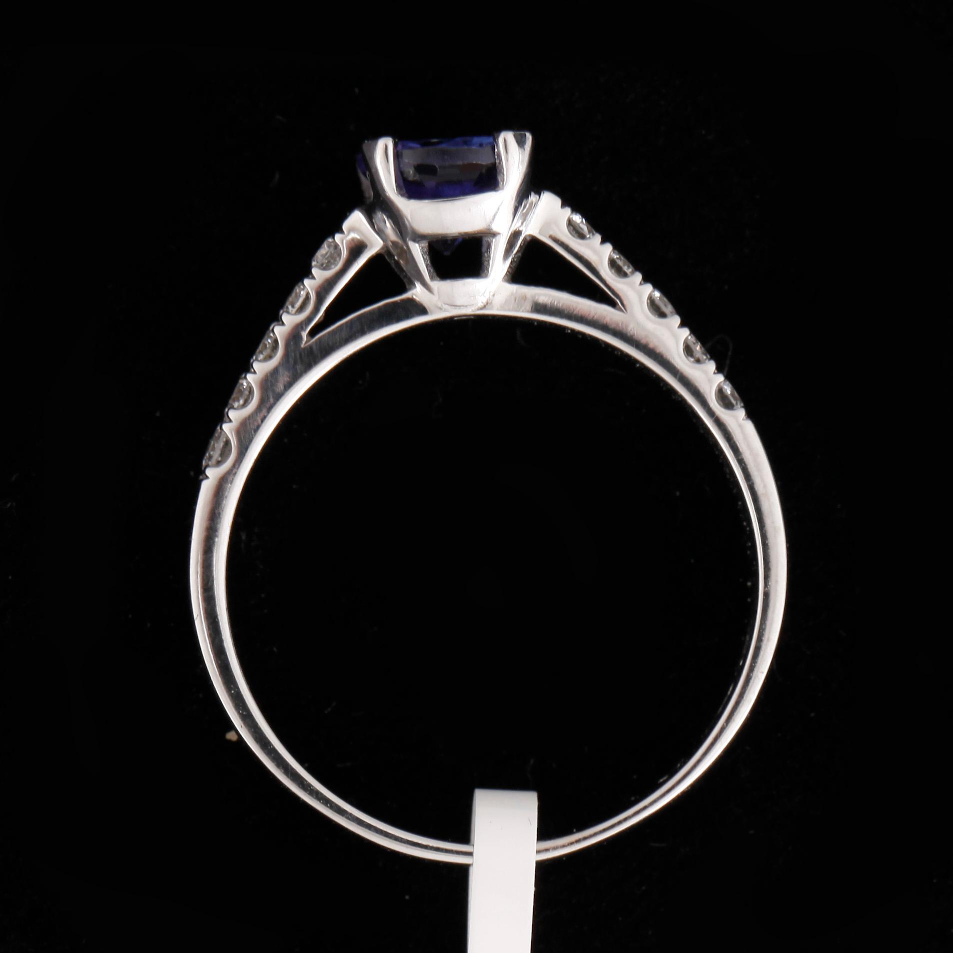 RING, 18k vitguld med tanzanit 0,70ct och diamanter tot 0,20ct. Vikt ca 3,16 gram.