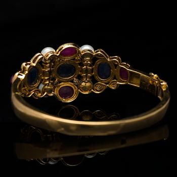 ARMRING, cabochonslipade safirer och rubiner, odlade pärlor, briljantslipade diamanter, 18K guld.